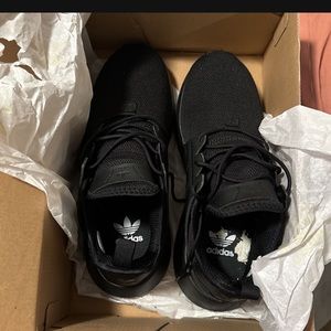 Adidas kids shoe size 5 1/2. Only worn once